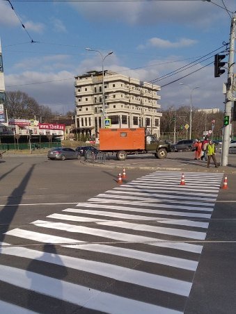 У Харкові ліквідуют розриття та дефекти асфальтобетонного покриття проїжджої частини після ремонтів водогонів.